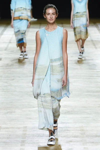 Look 16